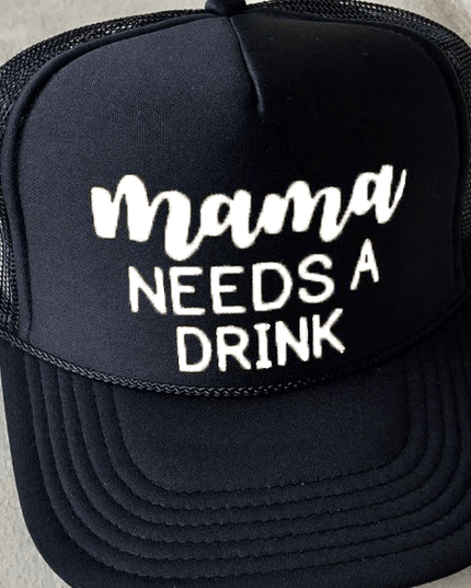 Gorra Unisex - Mama Needs a Drink - Tienda Nébula