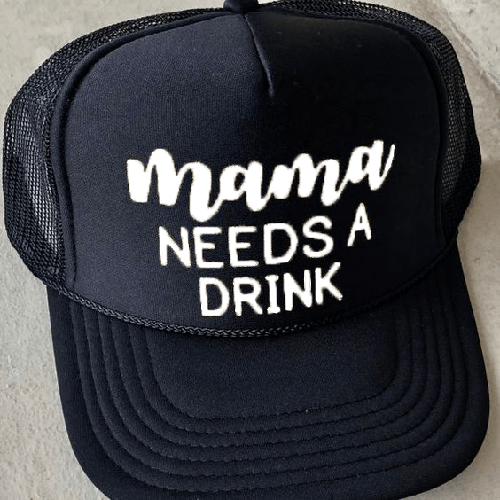 Gorra Unisex - Mama Needs a Drink - Tienda Nébula