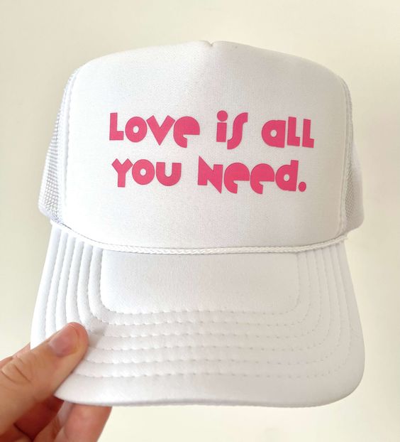 Gorra Unisex - Love Is All You Need - Tienda Nébula